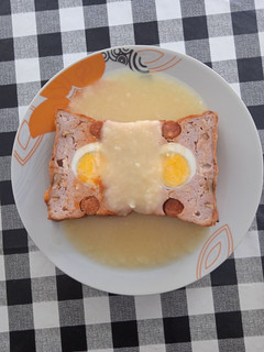 Una foto de Punding de pollo y pavo relleno en salsa de manzana