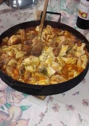 Una foto de Pollo al disco con ravioles!!🍝🍲🍗🍷 espectacular 😋💯🤩