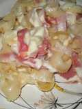 Farfalle, mariposas, moños con panceta y queso untable