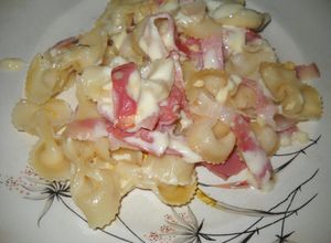 Una foto de Farfalle, mariposas, moños con panceta y queso untable