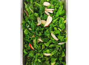 Una foto de Ensalada de acelga y manzana