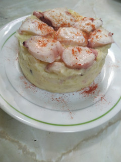 Una foto de Puré de patata con gambas y pulpo al pil pil