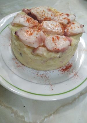 Una foto de Puré de patata con gambas y pulpo al pil pil