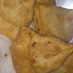 A picture of Aloo ke samose.