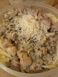 Tejszínes-gombás csirke spagettivel recept fotója