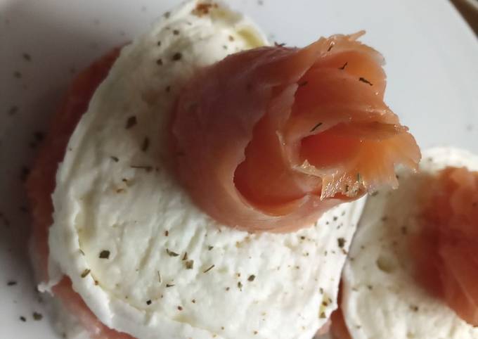 Torretta di mozzarella di bufala e salmone