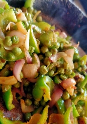 शिमला मिर्च मटर की सब्जी रेसिपी मुख्य फोटो