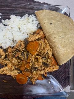 Una foto de Pollo con vegetales y un toque picosito