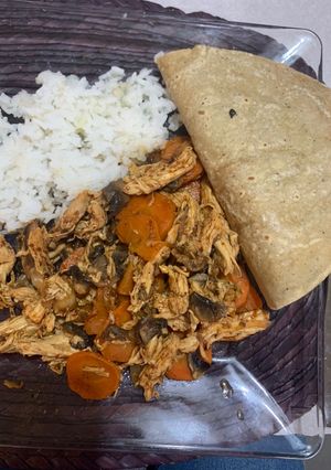 Una foto de Pollo con vegetales y un toque picosito