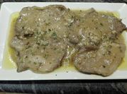 Una foto de lomo de cerdo en salsa de nuez
