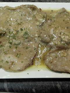 Una foto de Lomo en salsa de nueces
