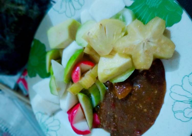 Rujak buaah suegeeerr ger