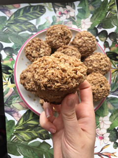 Una foto de Muffins de apple crumble (muffins de manzana, canela y avena)