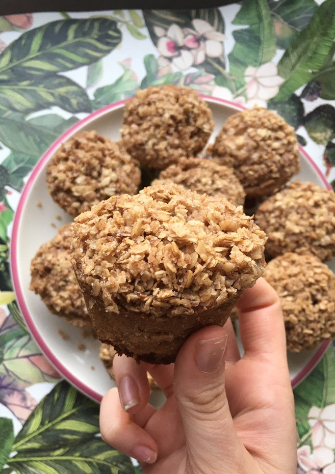 Una foto de Muffins de apple crumble (muffins de manzana, canela y avena)