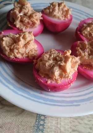 Una foto de Huevos rosas rellenos de atún