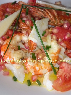 Una foto de Ensalada templada de bacalao, gambas y granada