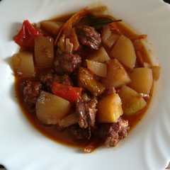 Una foto de Chorizos con patatas al vino tinto