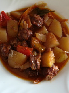 Una foto de Chorizos con patatas al vino tinto