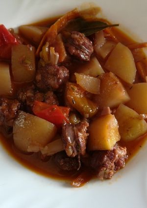 Una foto de Chorizos con patatas al vino tinto