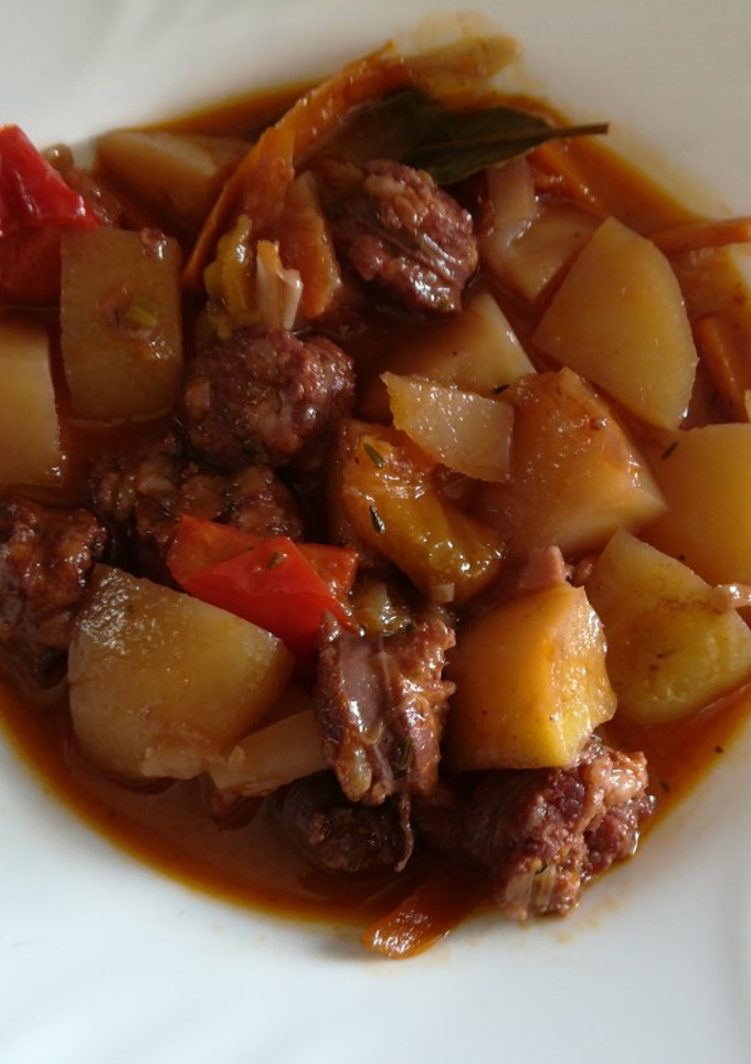 Una foto de Chorizos con patatas al vino tinto