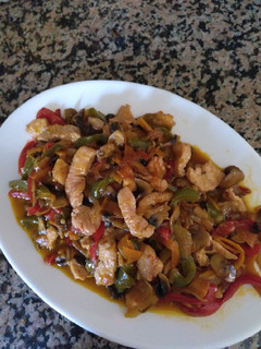 Una foto de Pollo con verduras con salsa de soja