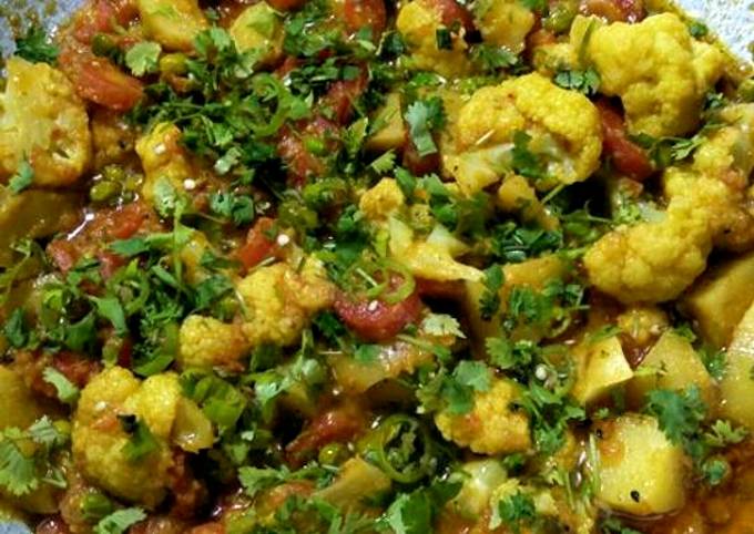 Recipe of Homemade Phool gobhi Gajar matar Alu ki tarkari