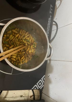 Hình của món Nhộng rang lá chanh.