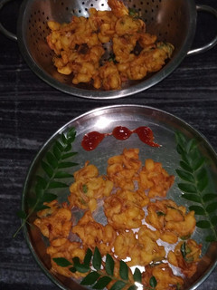 A picture of Macaroni pyaz ke pakode.