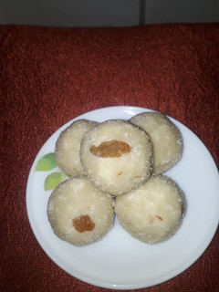 रव्याचे लाडू (ravyache ladoo recipe in marathi) रेसिपी चे मुख्य फोटो