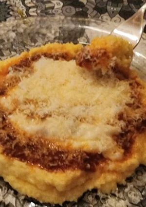 Una foto de 🫕 Polenta requete-re cremosa 🫕 (con harina de maíz precocida)