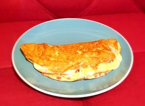 Una foto de Omelette de salame, jamón y queso