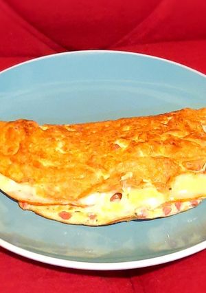 Una foto de Omelette de salame, jamón y queso