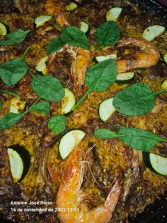 Una foto de Arroz con conejo, sepia, langostinos, calabacín y espinacas
