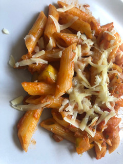 Una foto de Macarrones con calabacín y atún !