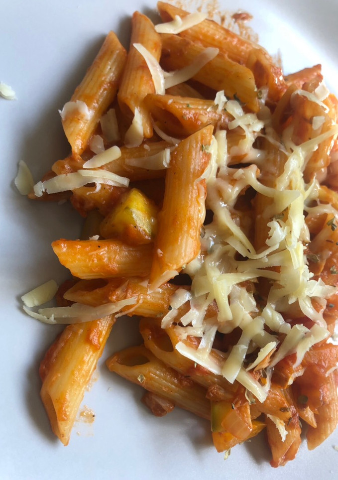 Una foto de Macarrones con calabacín y atún !
