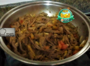 Una foto de Carne 🥩Desmechada con Guiso 🍅🧅