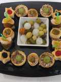 Volovanes variados con brochetas y ensalada