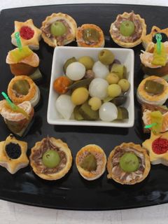 Una foto de Volovanes variados con brochetas y ensalada