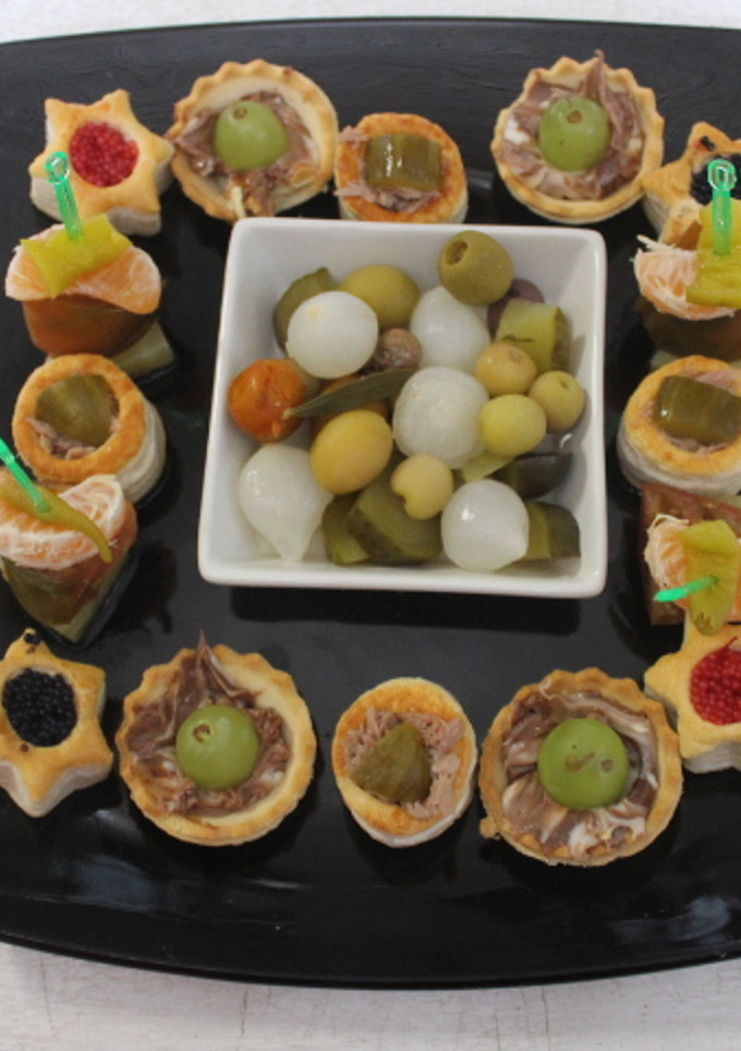 Una foto de Volovanes variados con brochetas y ensalada