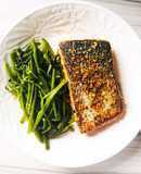 Cá hồi áp chảo sốt bơ tỏi