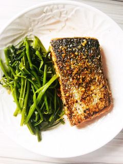 Hình của món Cá hồi áp chảo sốt bơ tỏi.