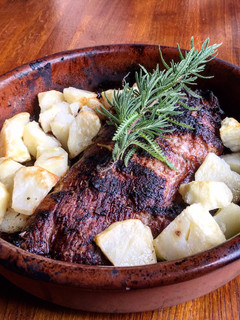 Una foto de Secreto ibérico acompañado por unas buenas patatas al horno de leña