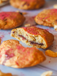 Una foto de Galletas de anacardos rellenas de mermelada
