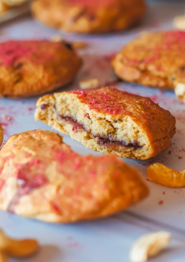 Una foto de Galletas de anacardos rellenas de mermelada