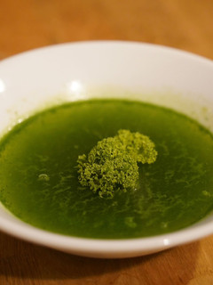 A picture of Japanese kale soup “Surinagashi”.