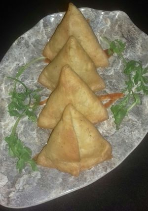 A picture of Chole Stuffed Samosa.