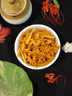 ओल्या हळदीचे लोणचे (olya haldiche lonche recipe in marathi) रेसिपी चे मुख्य फोटो 