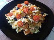 Una foto de pasta con atún y maíz