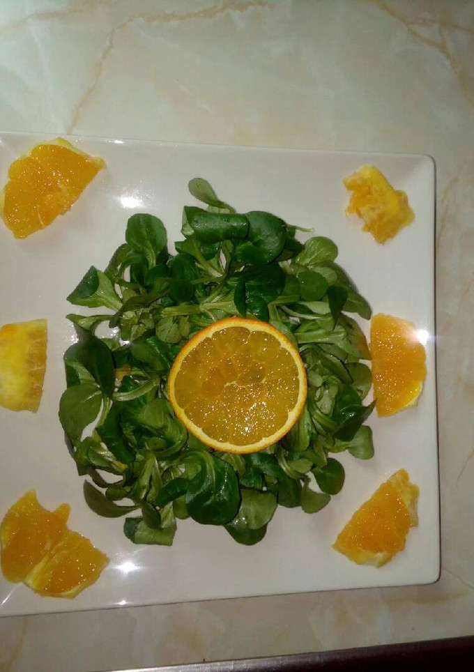 Una foto de Ensalada de canónigos y cítricos 