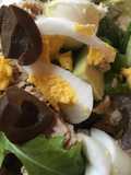Ensalada de rúcula, huevo, palta, boconccino, aceitunas y lechuga